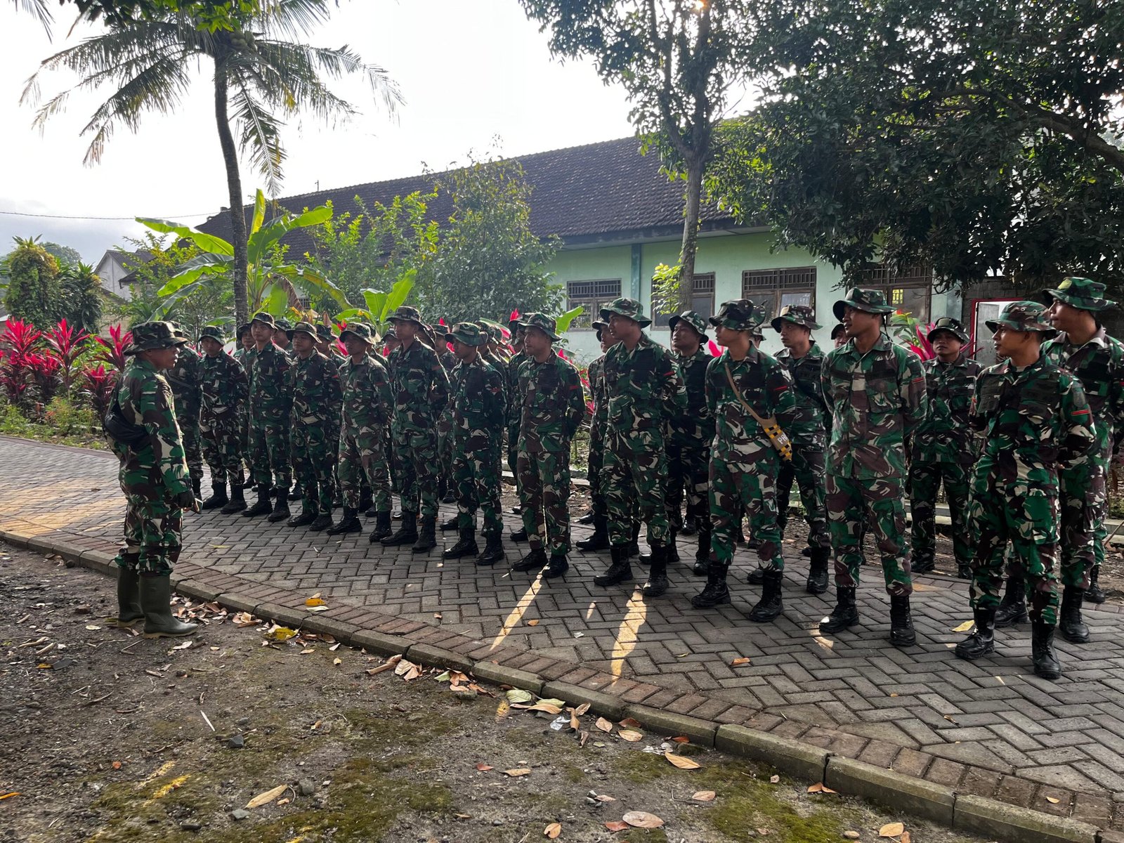 Awali Hari dengan Doa, TNI dan Warga Banyuwangi Wujudkan TMMD yang Produktif