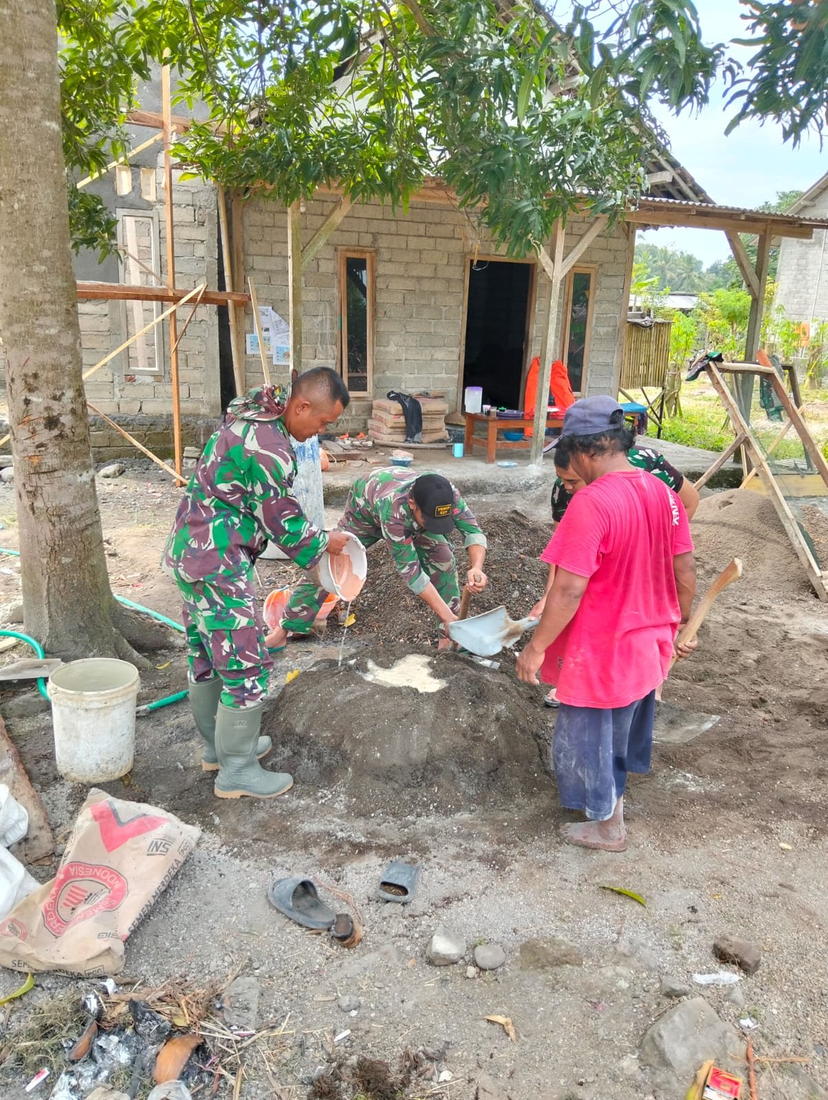 Gotong Royong Satgas TMMD 125 Kodim 0825/Banyuwangi Wujudkan Rumah Layak Huni untuk Warga Siliragung