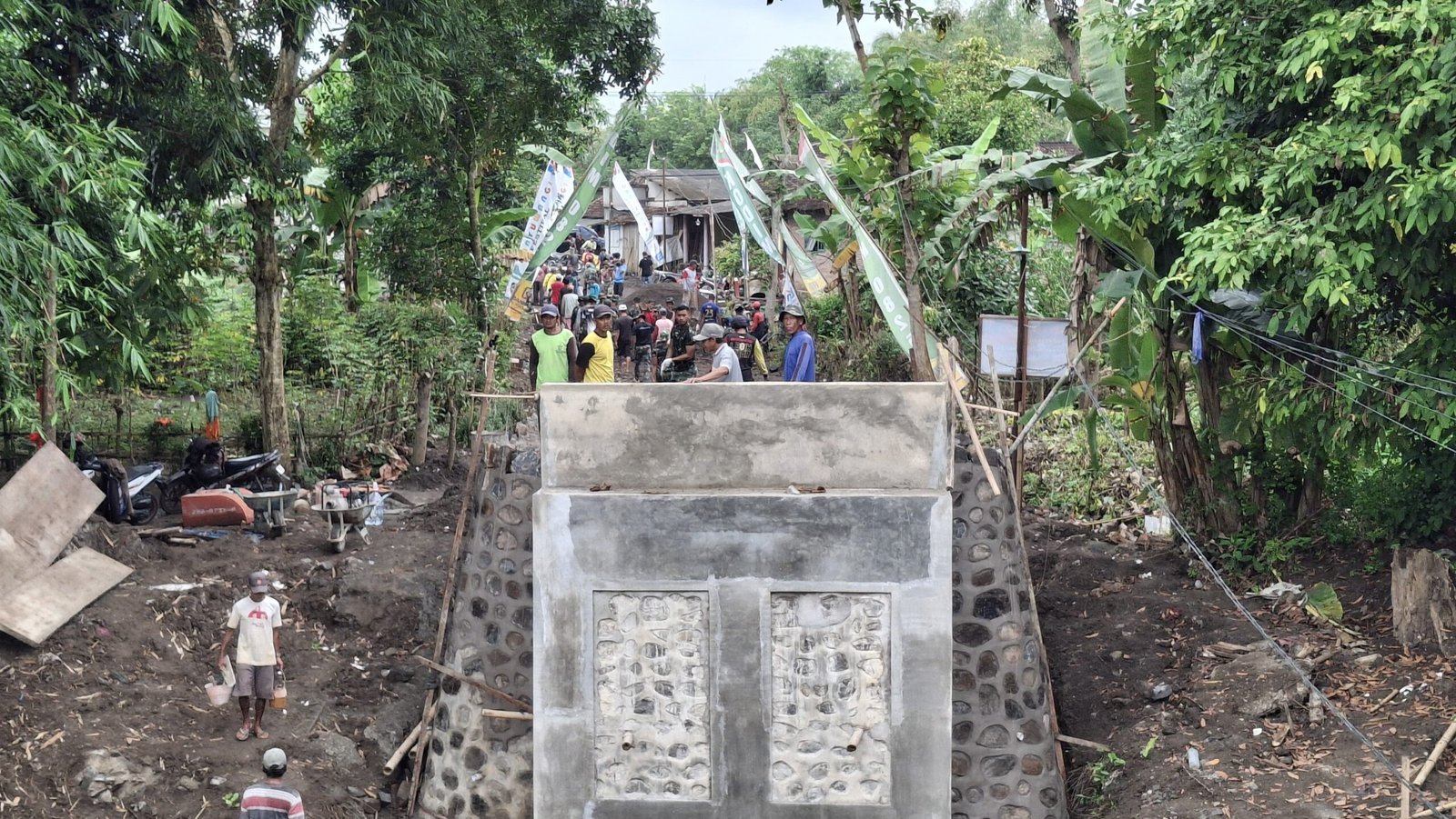 Kebersamaan TNI dan Warga Warnai Pembangunan Infrastruktur di TMMD ke-125 Kodim 0825/Banyuwangi