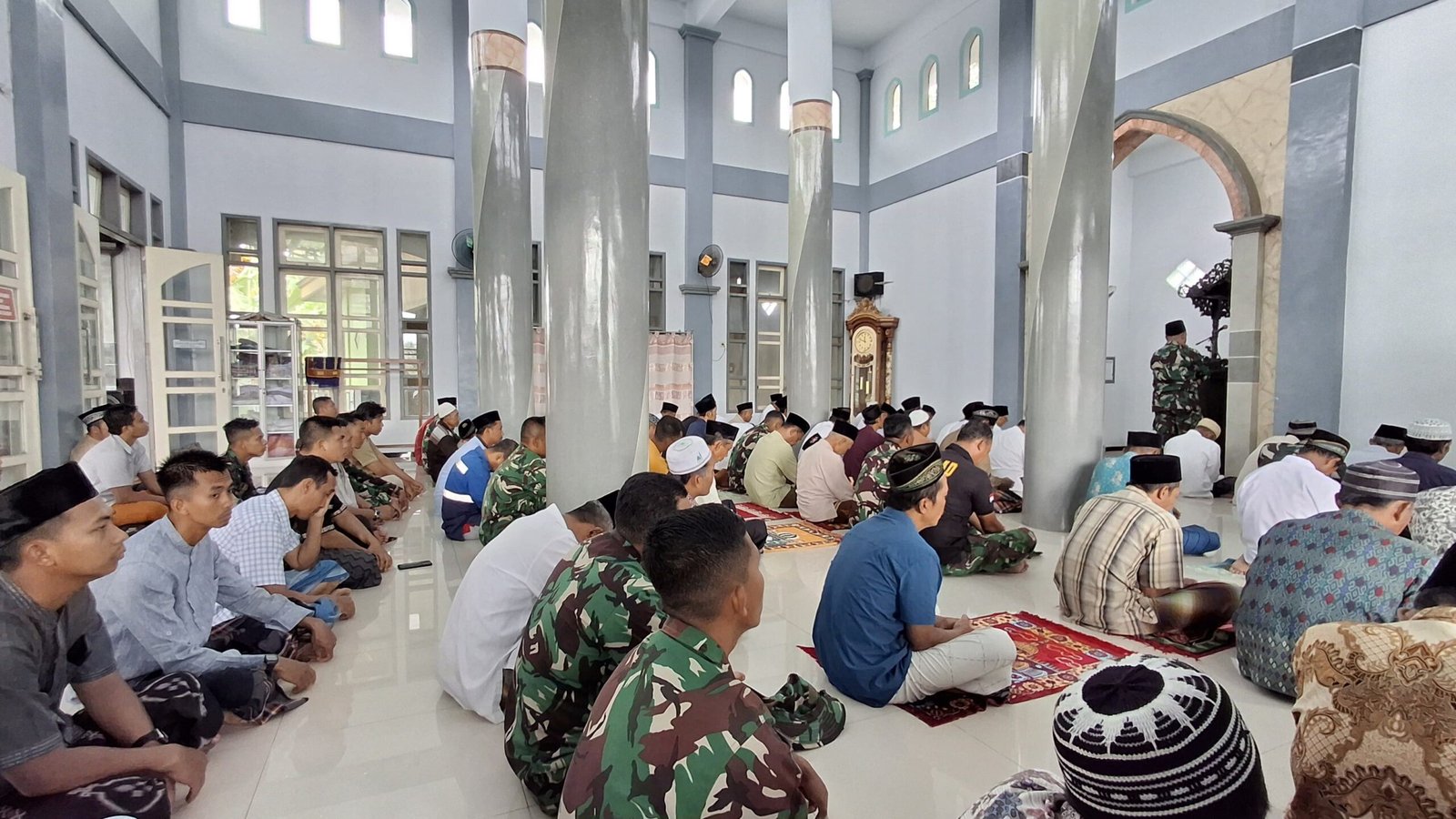 Anggota Bintal TMMD 125 Kodim 0825/Banyuwangi Sampaikan Khutbah Jumat di Siliragung