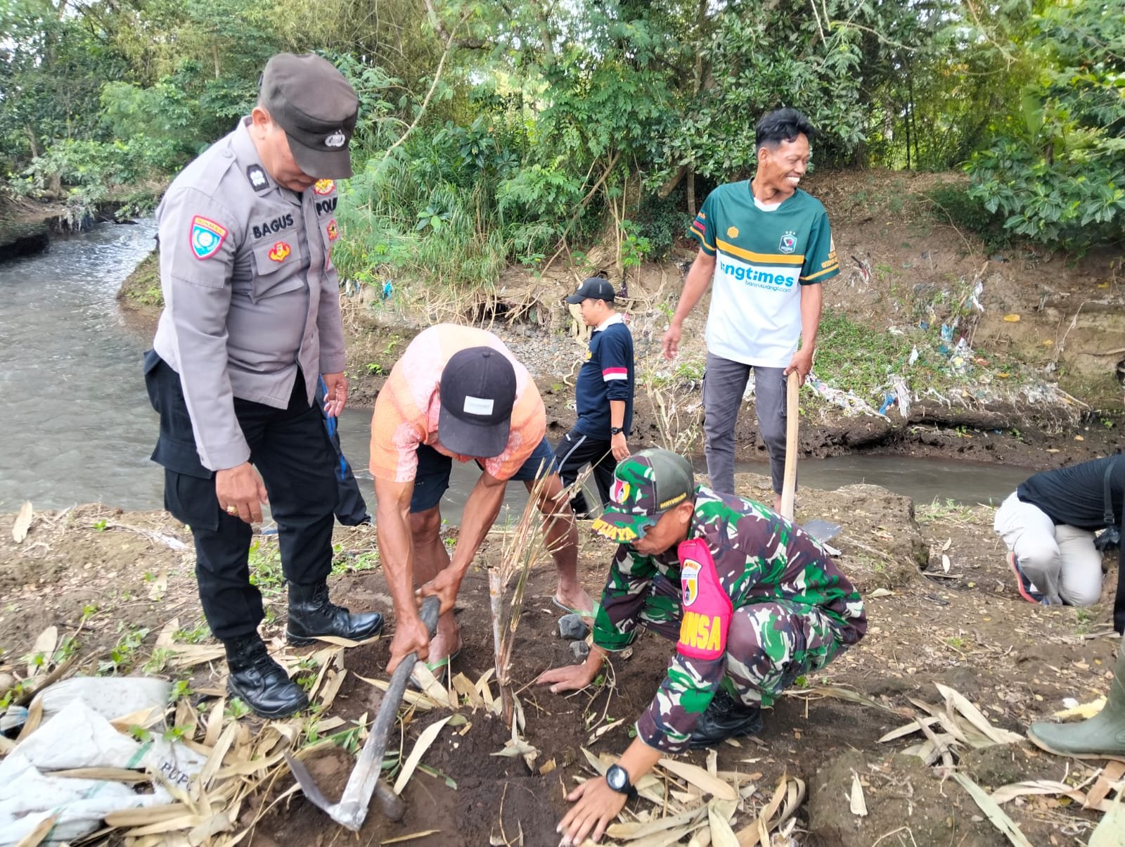 Babinsa Koramil Rogojampi Hadiri Tanam Bambu dan Alpukat di Desa Gintangan