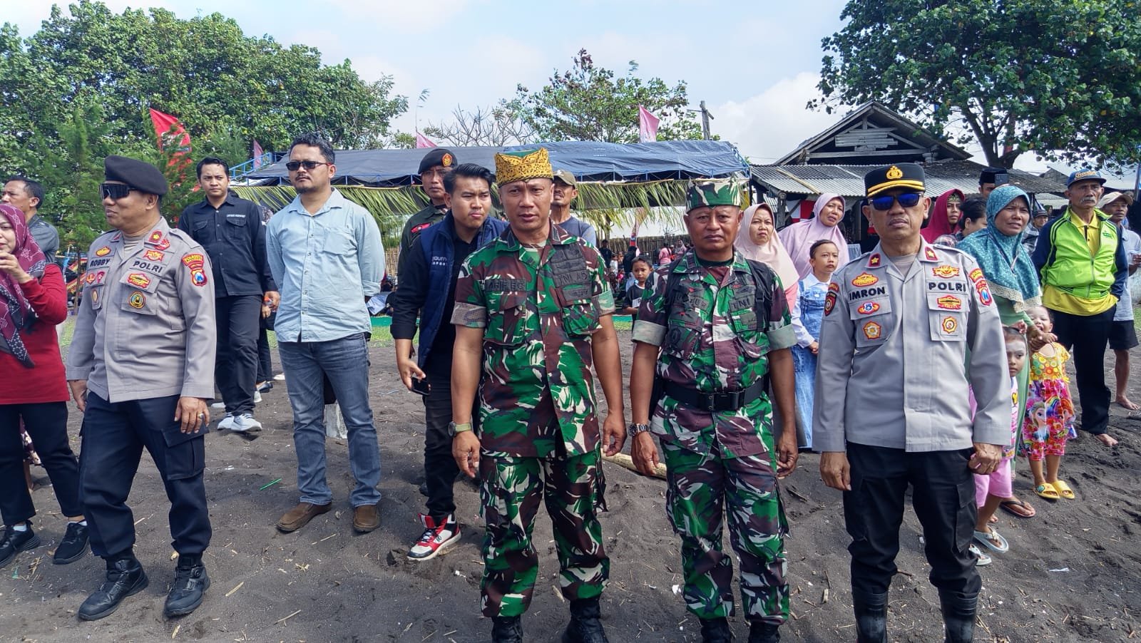 Danramil Rogojampi Hadiri Tradisi Petik Laut Nelayan Blimbingsari, Jalin Silaturahmi dengan Masyarakat Pesisir