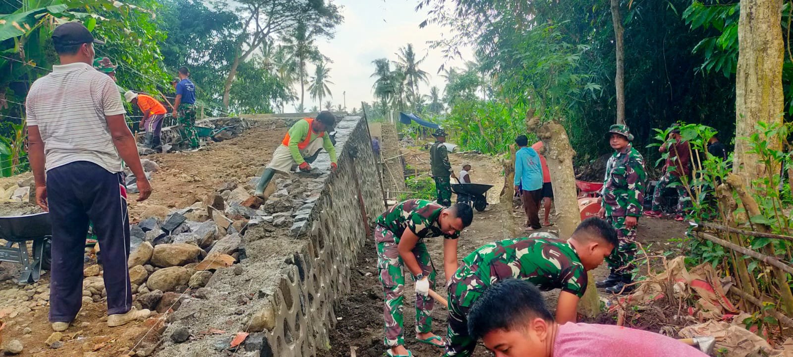 Satgas TMMD 125 Kodim 0825/Banyuwangi Semangat Bangun Jembatan Penghubung Antar Desa