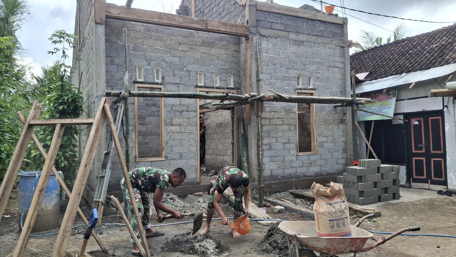 Satgas TMMD 125 Kodim 0825/Banyuwangi Lanjutkan Pembangunan Rutilahu di Siliragung