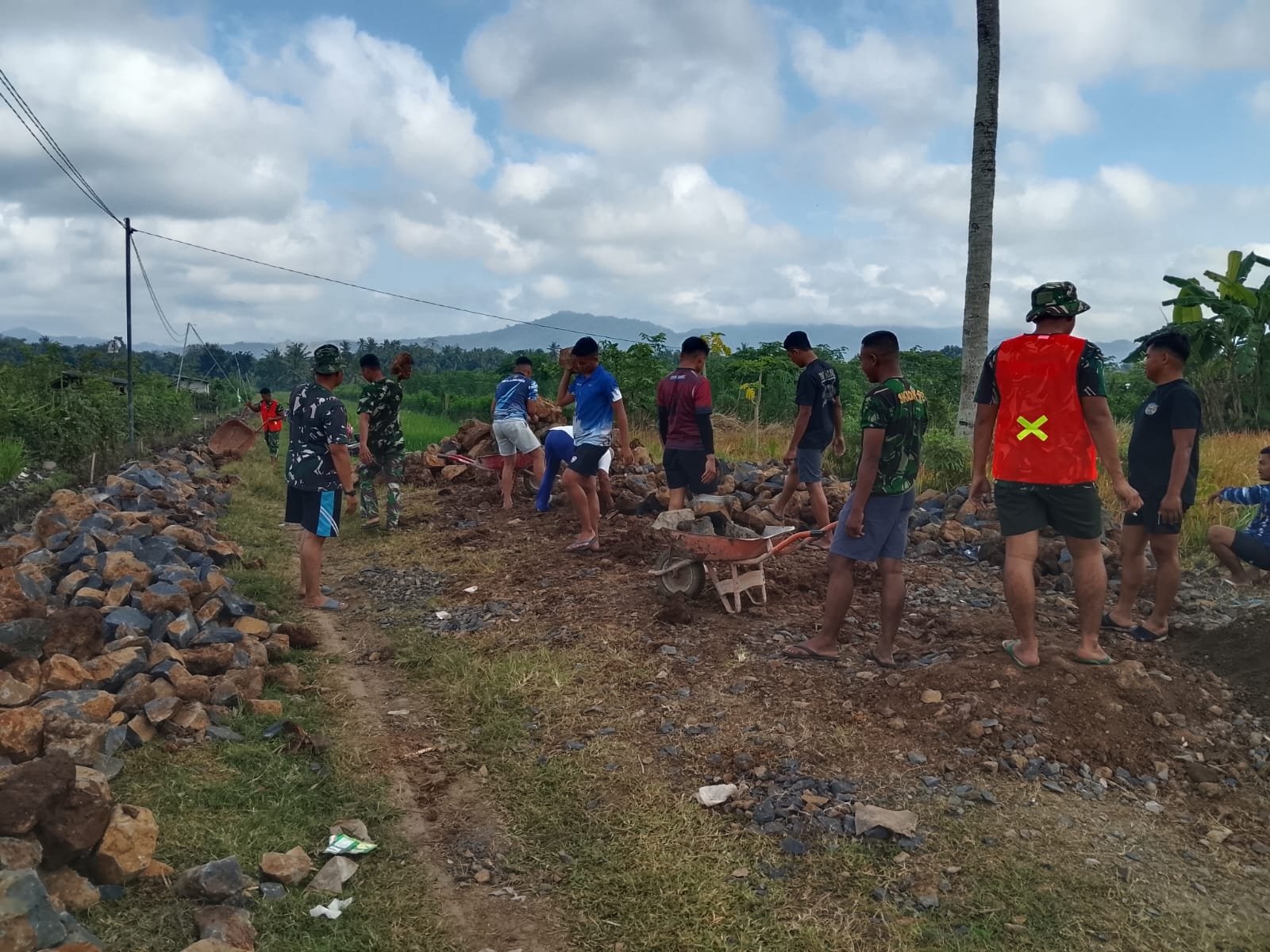 Sinergi TNI Wujudkan Kesejahteraan Petani, Babinsa dan Yon Lanud Abd Saleh Bangun Irigasi di Siliragung Melalui TMMD ke-125