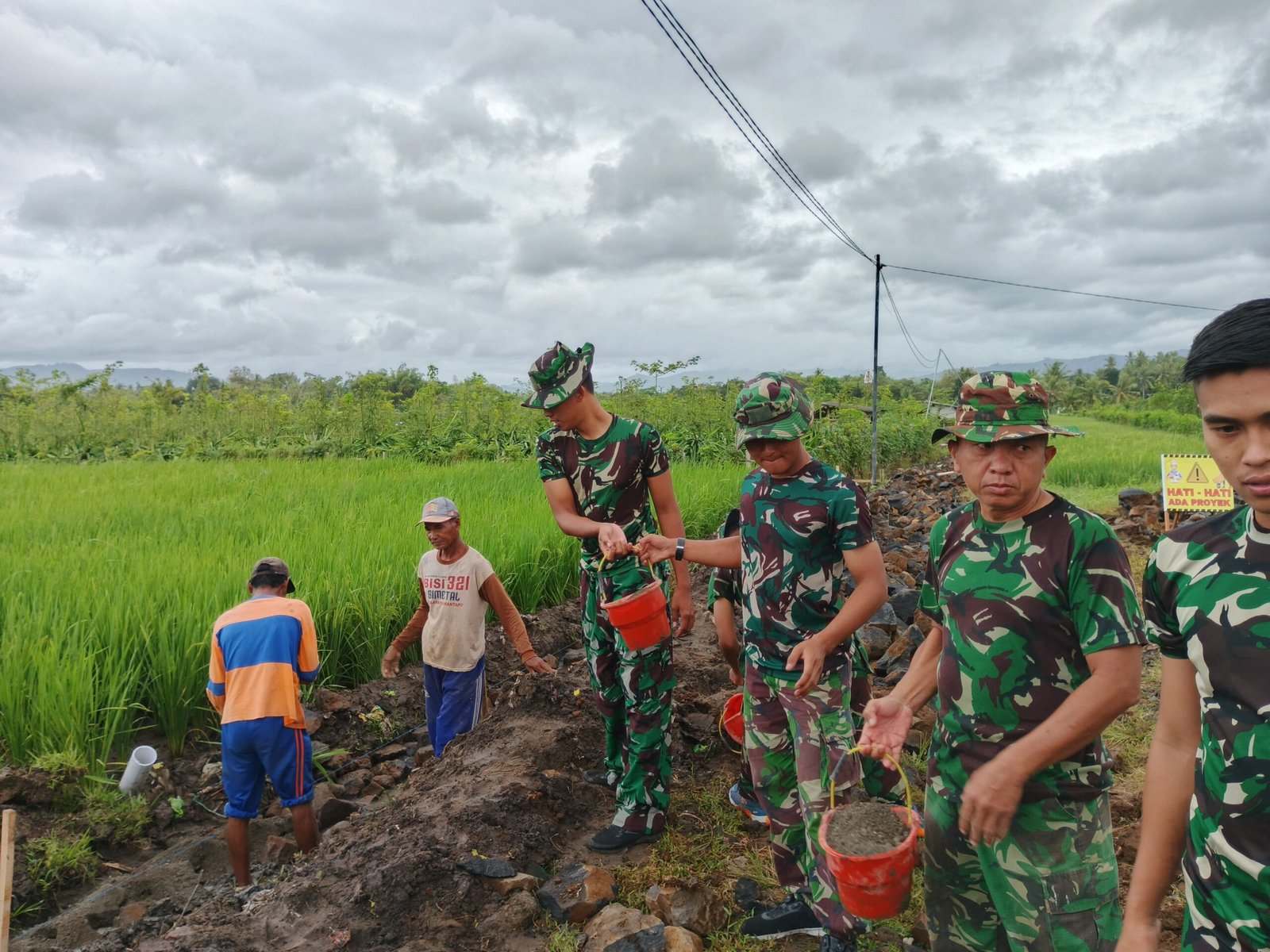 Satgas TMMD 125 Kodim 0825/Banyuwangi Bangun Saluran Irigasi di Siliragung