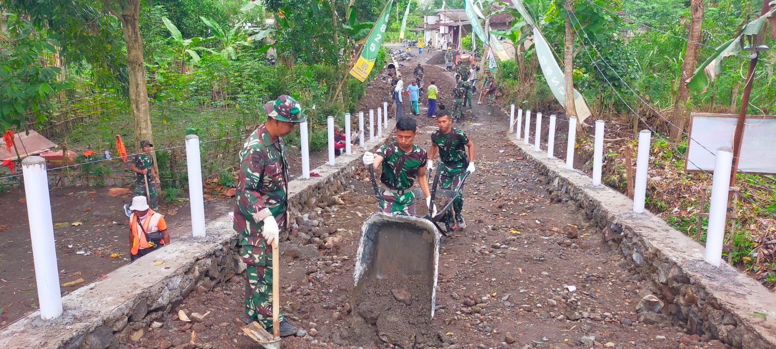 TMMD 125 Kodim 0825/Banyuwangi Genjot Pengerjaan Jembatan Penghubung Demi Kelancaran Akses Warga