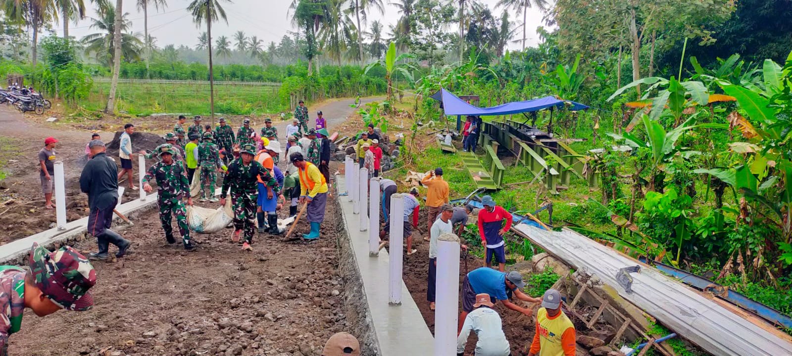 Babinsa Posramil 0825/24 Siliragung Sertu Bambang Pimpin Langsung Aksi Gotong Royong Demi Percepatan Pembangunan Jembatan TMMD Ke 125 Di Desa Kesilir