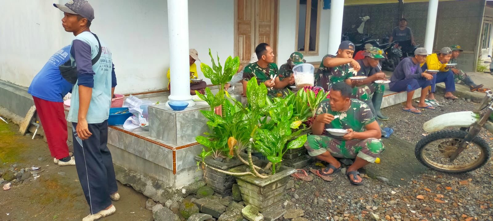 Kebersamaan Satgas TMMD dan Warga dalam Suasana Makan Bersama di Desa Seneporejo