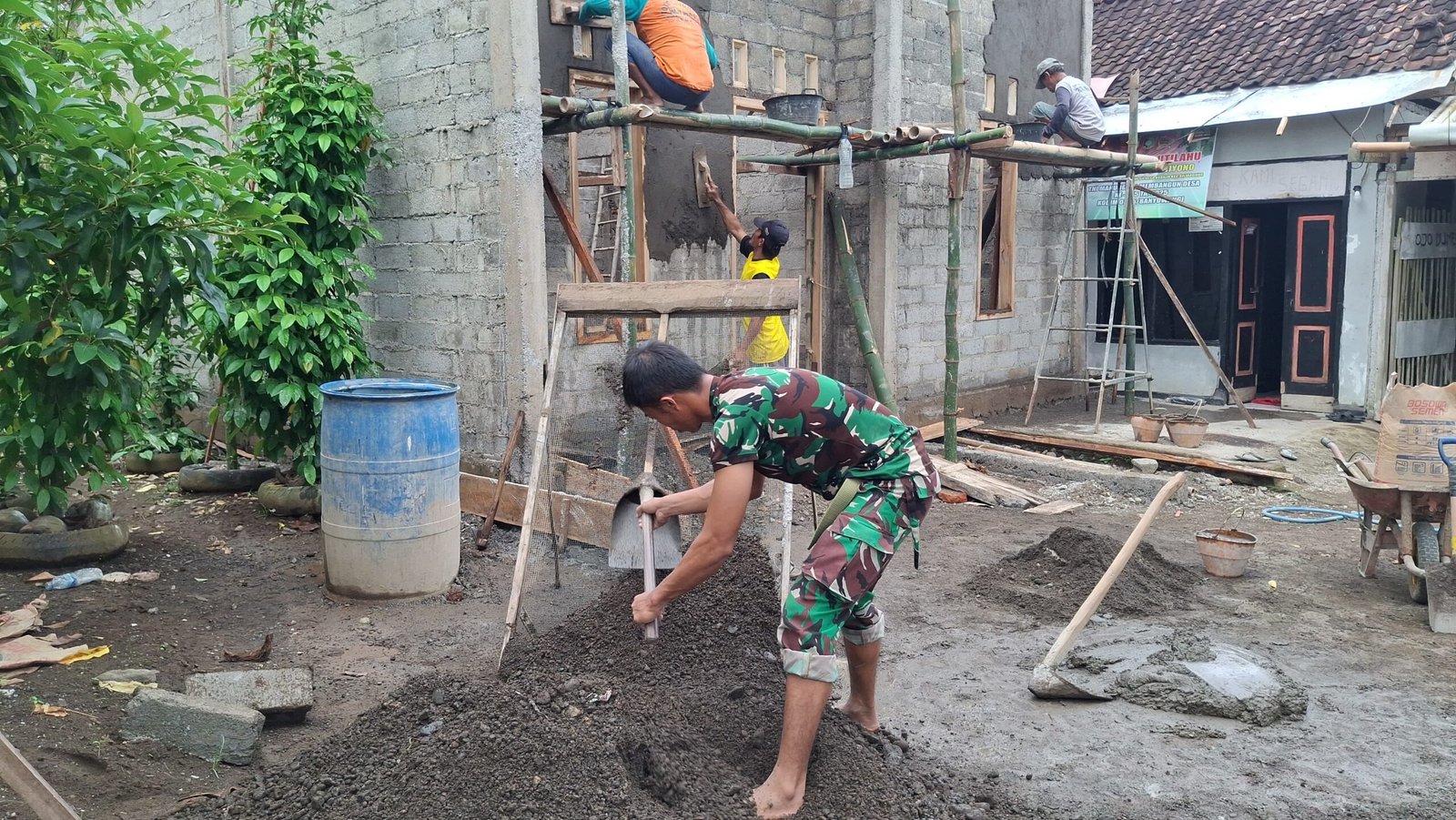 Satgas TMMD 125 Kodim 0825/Banyuwangi Semangat Bangun Rutilahu di Siliragung
