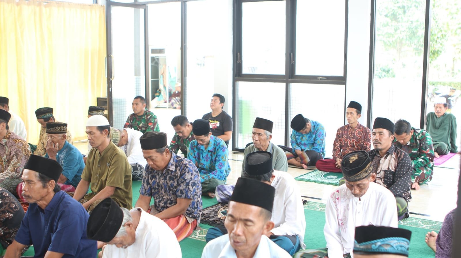 Dalam Rangka TMMD ke-125, Serka Suin Bintal Korem 083 Pimpin Sholat Jum’at di Masjid Riyadlussholihin