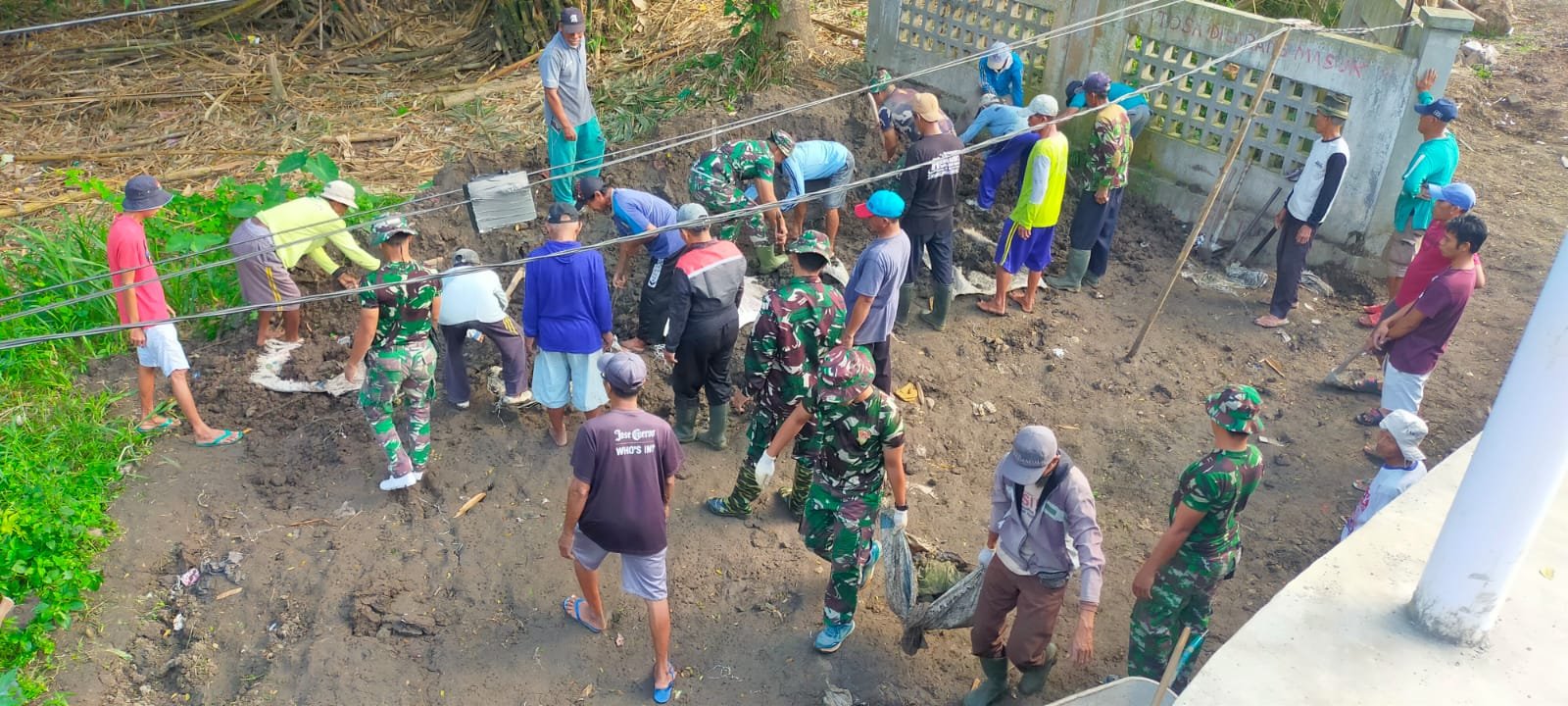 Pembangunan Jembatan Terus Berlanjut, Satgas TMMD Ke-125 Kodim 0825/Banyuwangi Semakin Giat di Lapangan