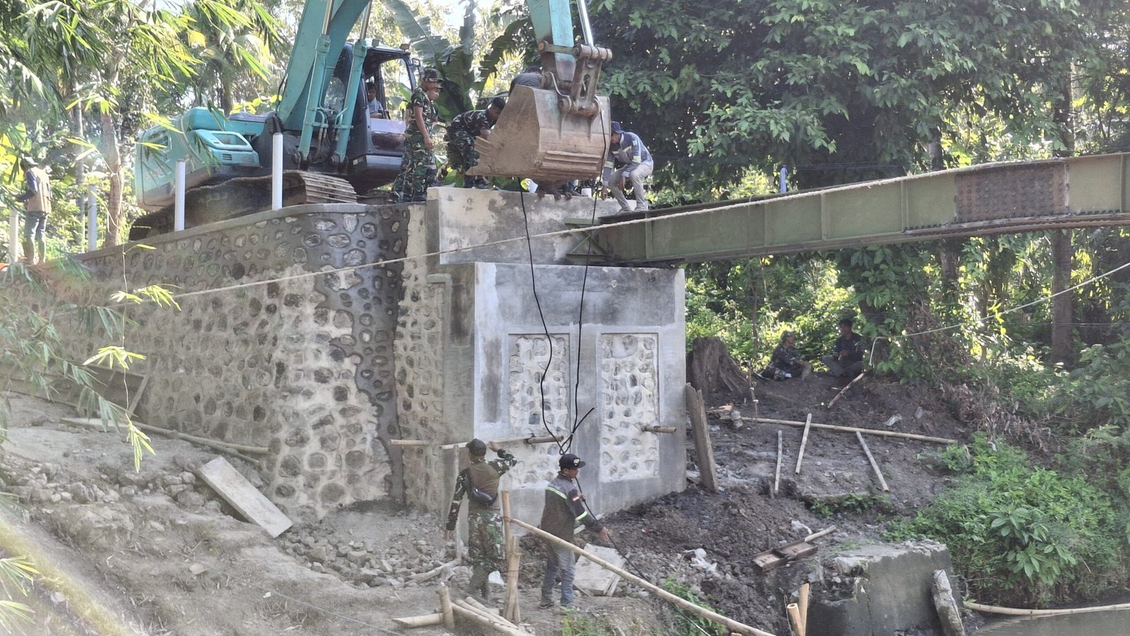 Progres Pembangunan Jembatan TMMD 125 Memasuki Tahap Krusial, Satgas Mulai Pasang Rangka Besi Penghubung Pondasi