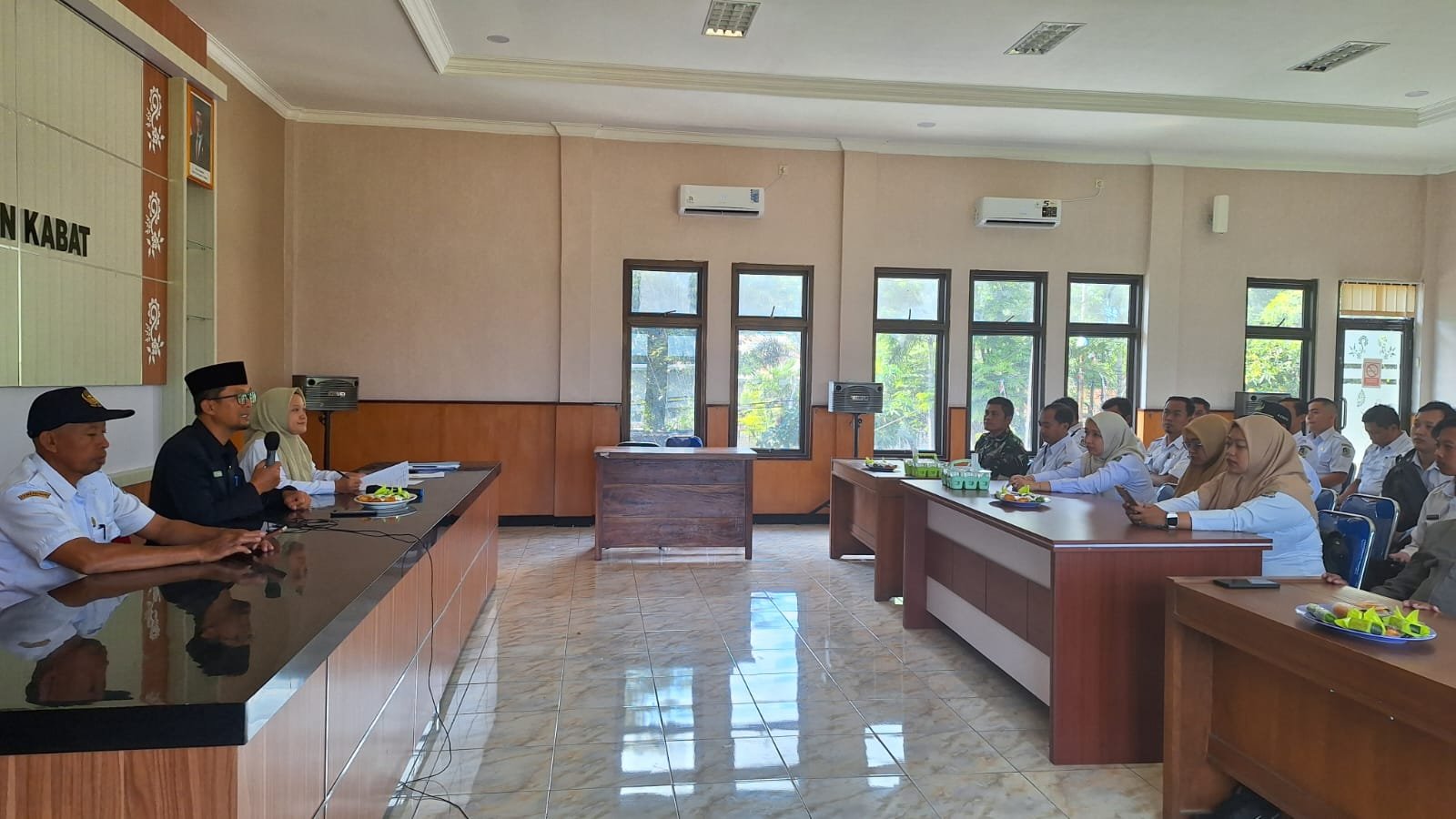 Rapat Persiapan Gebyar Merah Putih Meriahkan HUT RI Ke-80 Di Kecamatan Kabat