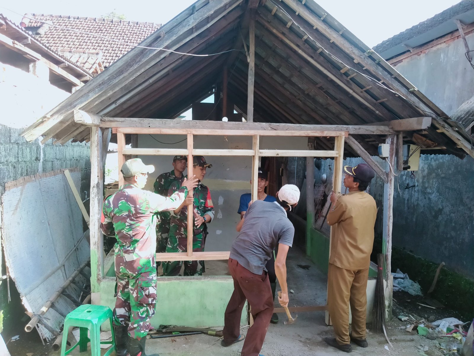 Babinsa Koramil 0825/20 Songgon Produktif Dukung Program Renovasi Rutilahu Tahun 2025