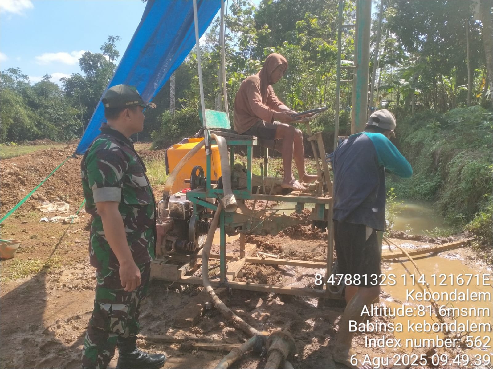 Babinsa Desa Kebondalem Monitoring Pengerjaan Sumur Bor di Dusun Kebonrejo