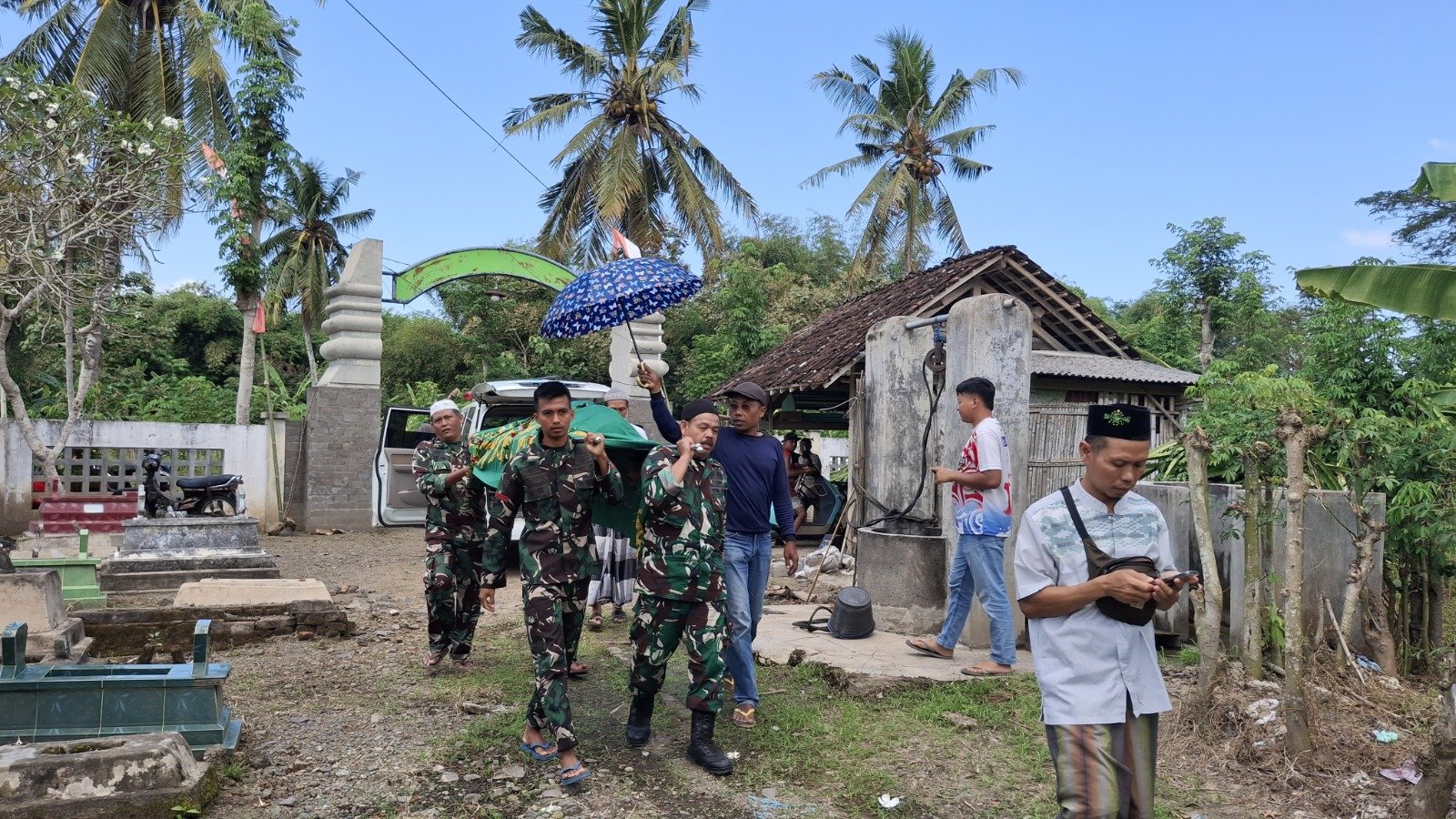 Satgas TMMD ke-125 Kodim 0825/Banyuwangi Bantu Prosesi Pemakaman Warga di Sekitar Lokasi TMMD