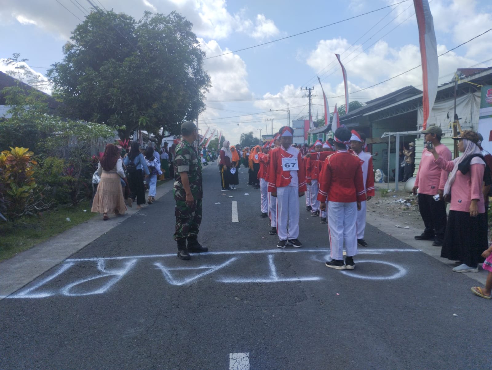 Babinsa Serka Hadi Wiyono Dampingi Gerak Jalan Pelajar MI Semarakkan HUT RI ke-80 di Bangorejo