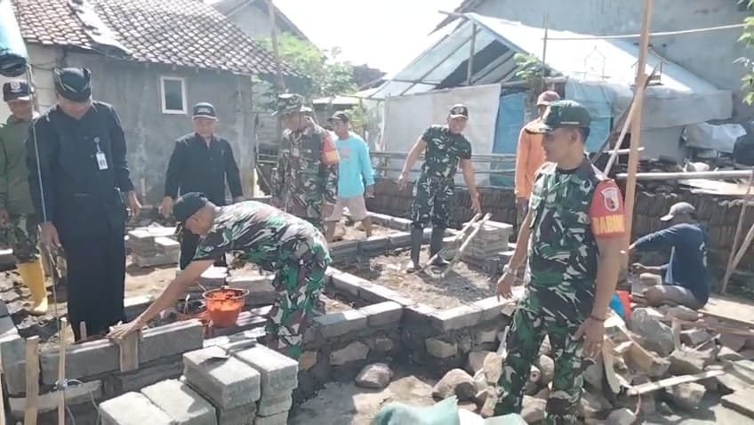 Danramil Rogojampi Bersama Forkopimcam Tinjau Program Rutilahu di Desa Aliyan