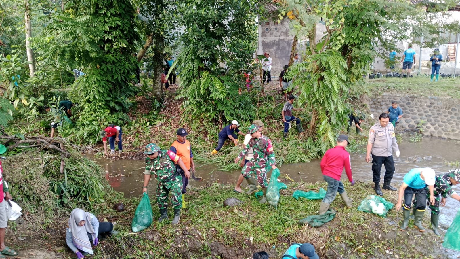 Koramil Rogojampi Bersama Forkopimka Gelar Kerja Bakti Bersihkan Sungai Lugonto