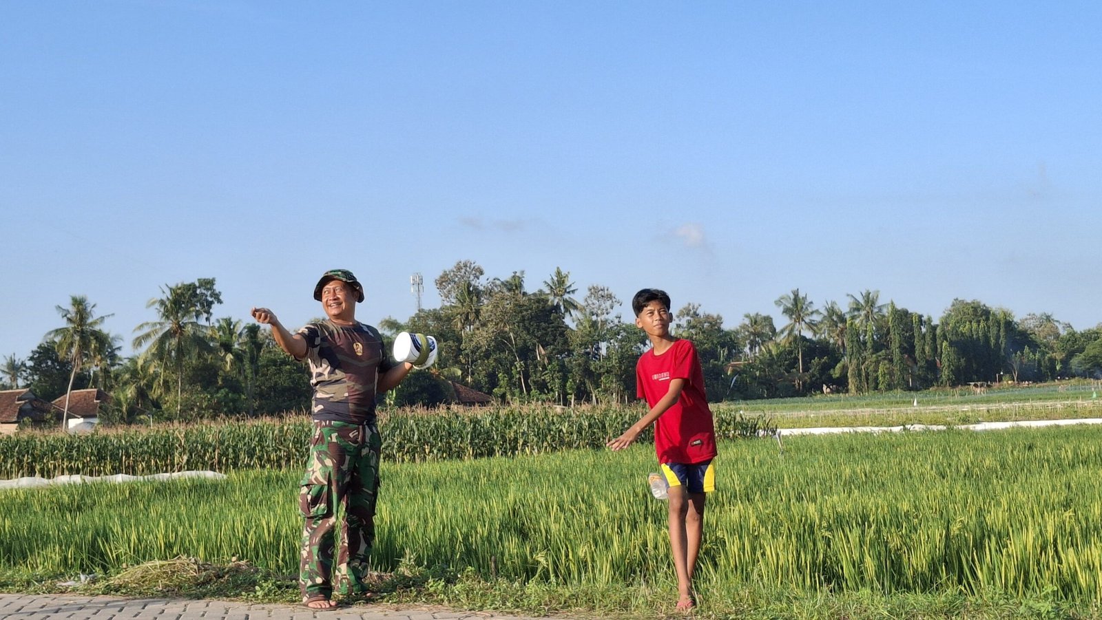 Lebih dari Sekadar Membangun, Satgas TMMD 125 Rajut Kebersamaan dengan Anak-anak Siliragung
