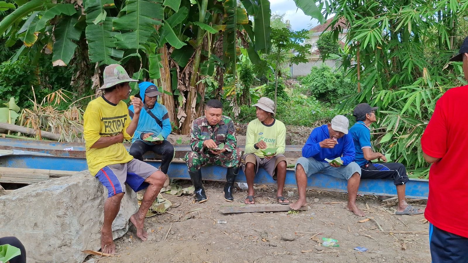 Keakraban Satgas TMMD ke-125 dan Warga di Tengah Pembangunan
