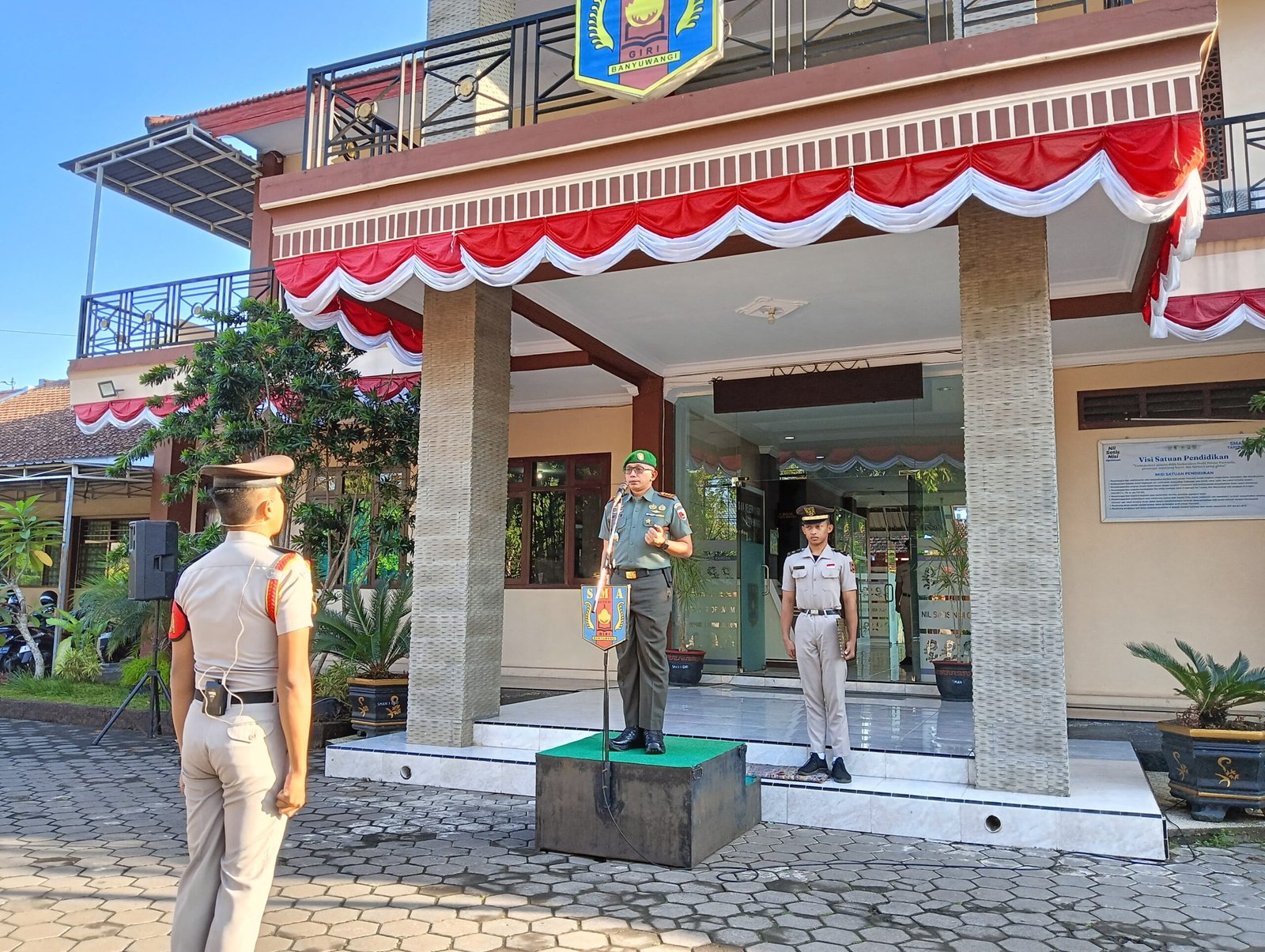 Dandim 0825/Banyuwangi Pimpin Upacara Bendera di SMA Negeri 1 Giri Taruna Bangsa Dan Berikan Motivasi Meraih Cita-Cita