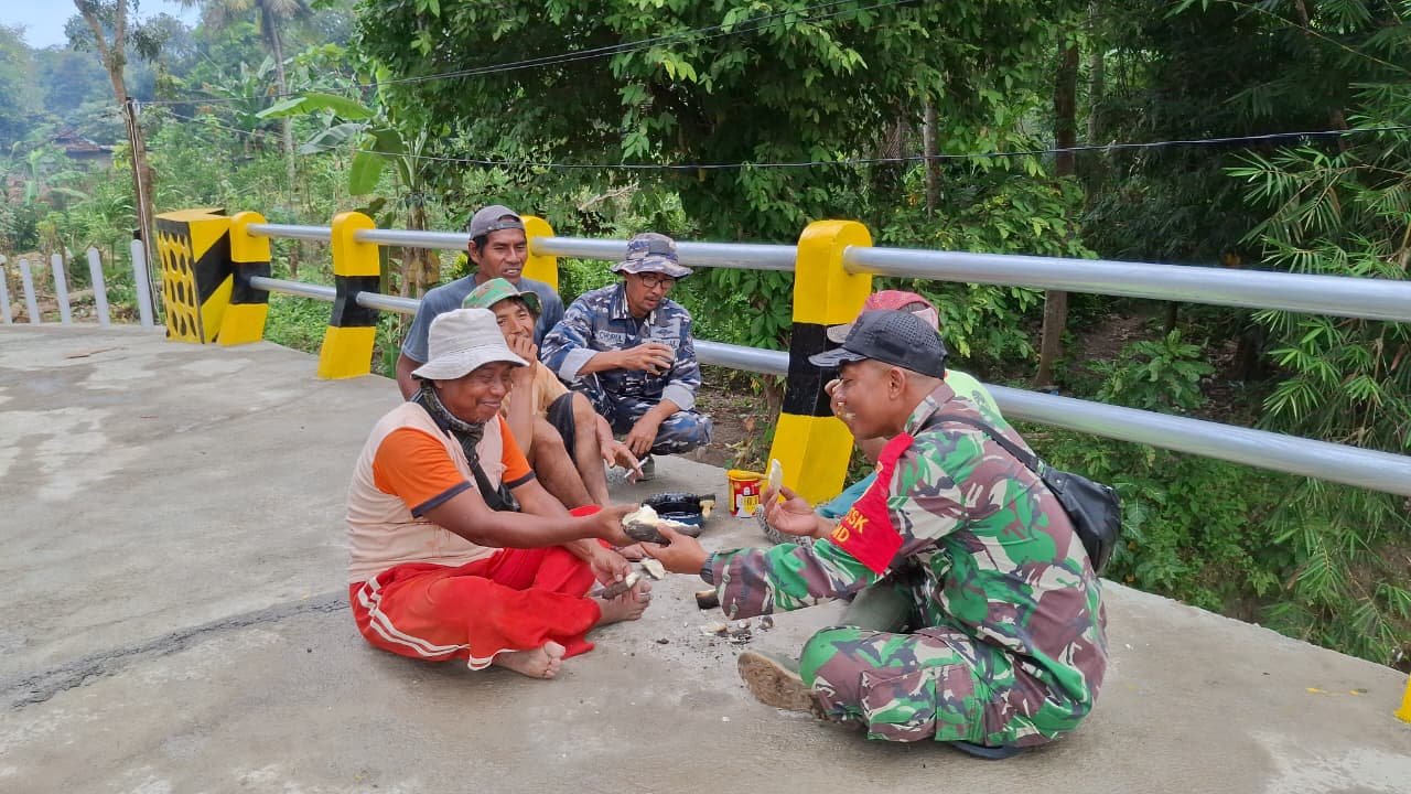 Humanis, Kehangatan Satgas TMMD 125 Bersama Rakyat