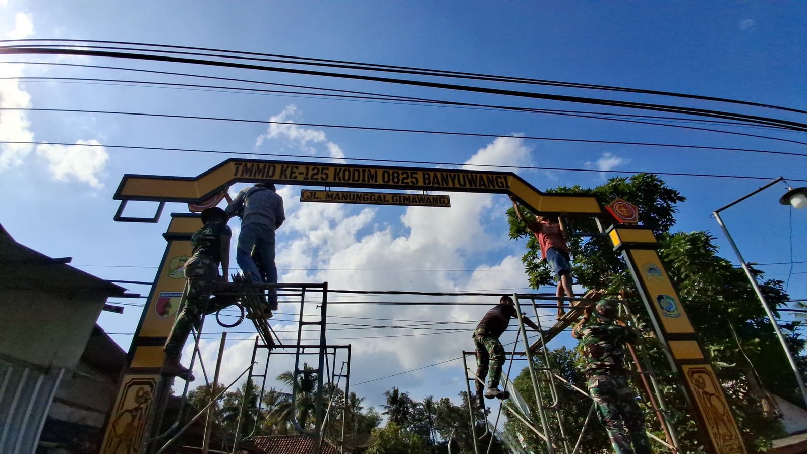 Kado HUT RI ke-80: Gapura TMMD 125 Kodim Banyuwangi Berdiri Kokoh Di Pintu Jembatan Desa Kesilir