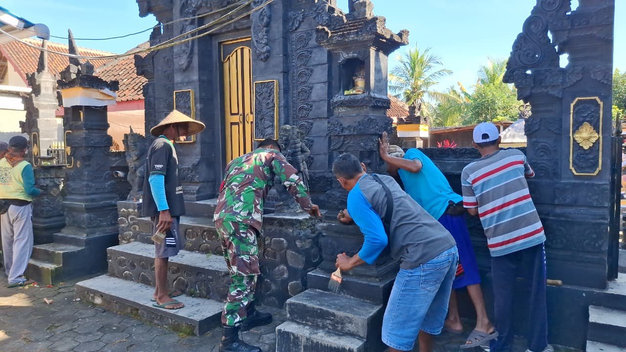 Merajut Kebersamaan di Desa Siliragung: Satgas TMMD ke-125 dan Warga Bersatu Mengecat Pura, Simbol Kuat Toleransi Beragama