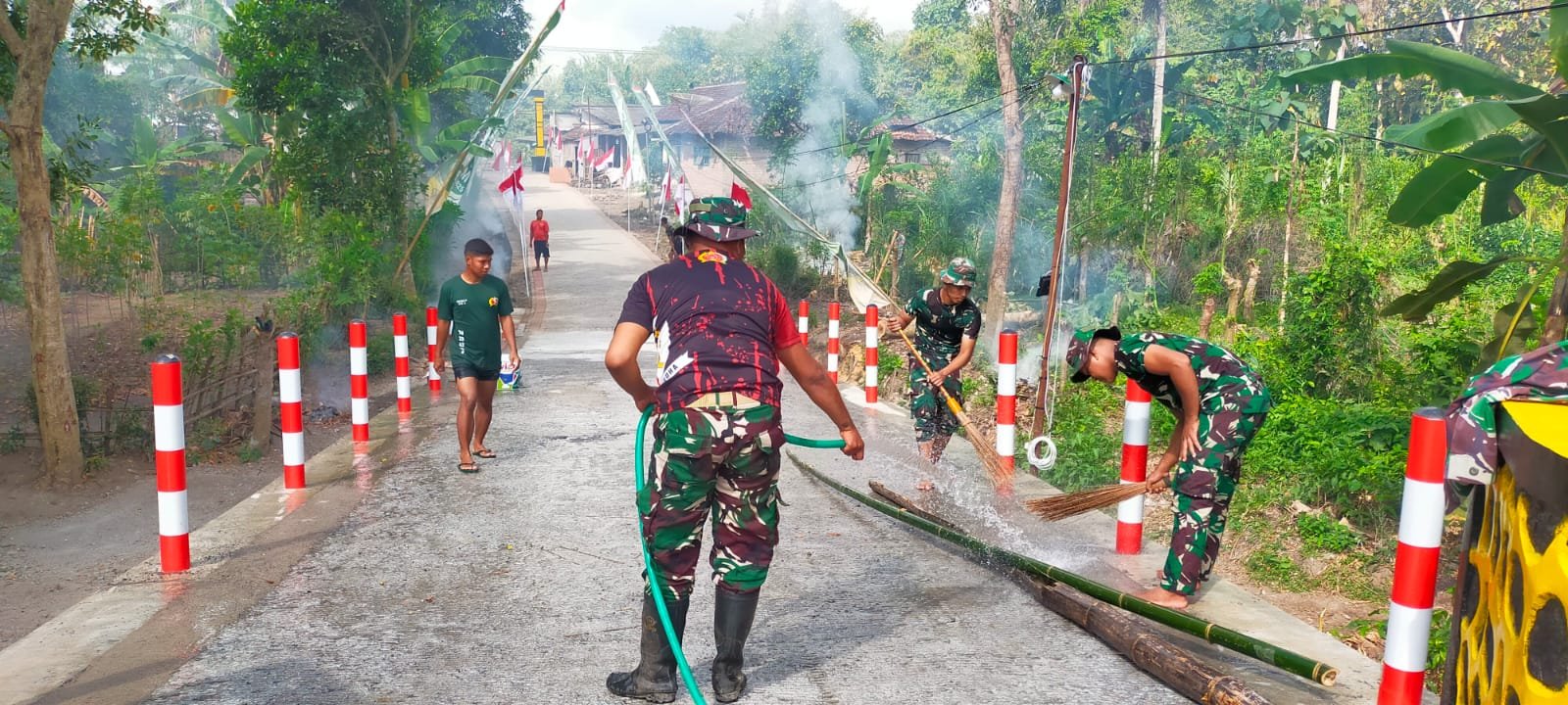 Satgas TMMD Bersama Masyarakat Bersihkan Jembatan Jelang Peresmian