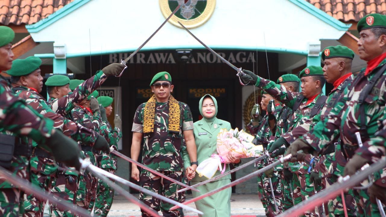 Acara Penerimaan Dandim 0825,/Banyuwangi Letkol Arm Tryadi Indra Wijaya S.H., M.I.P. Dan Pelepasan Letkol Arh Joko Sukoyo, S.Sos.M.Han. Di Makodim 0825/Banyuwangi