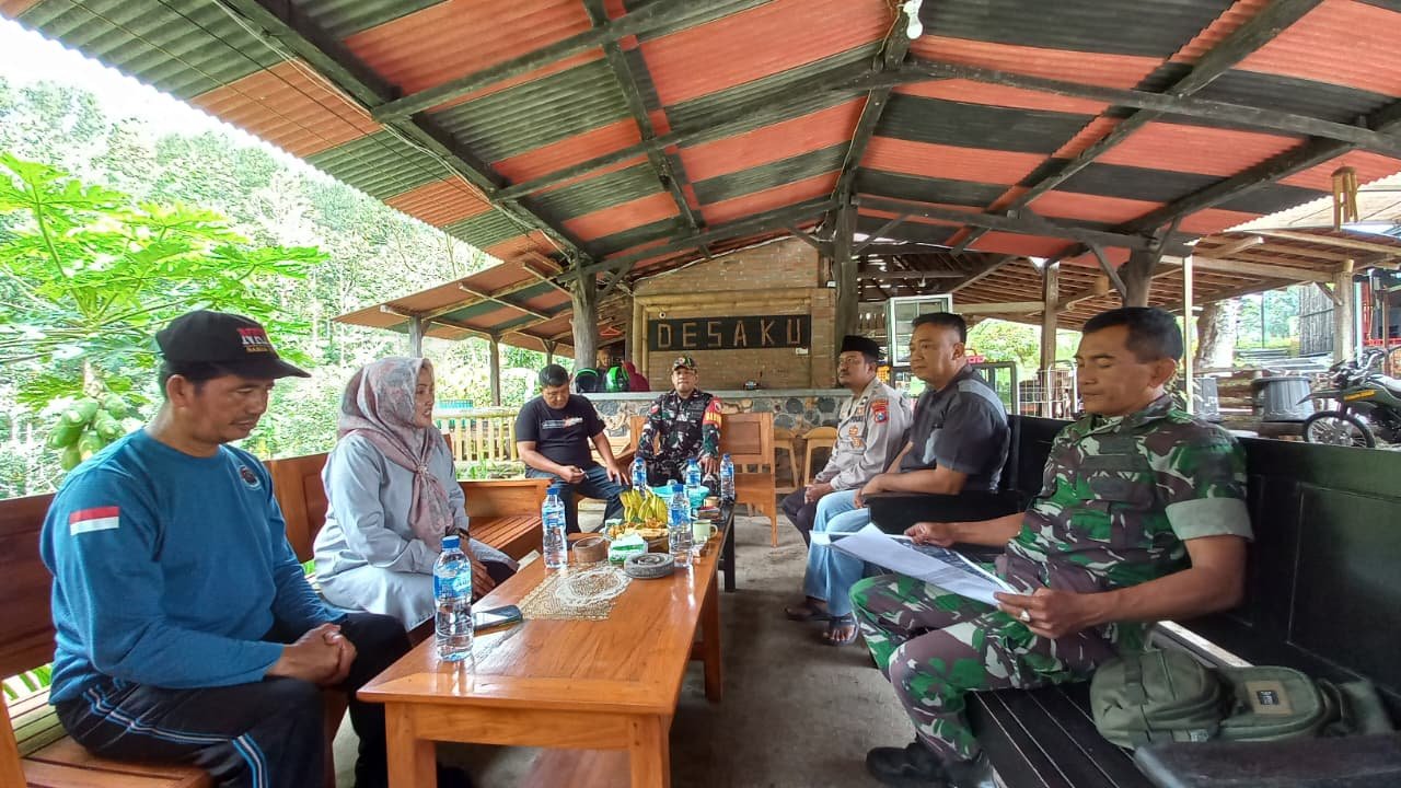 Rapat Koordinasi Pembangunan Jalan Tembus Desa Bayu Ke Desa Sumberbulu Wujudkan Komitmen TNI Dalam Mendukung Pembangunan Infrastruktur Daerah