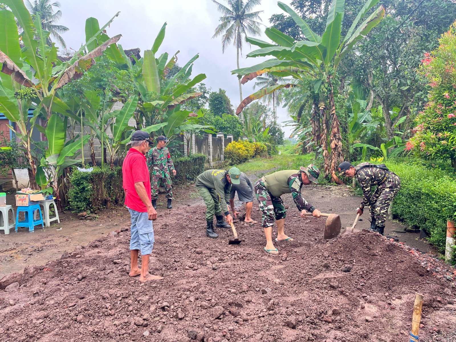 Sinergi TNI, Linmas, Banser dan Masyarakat dalam Karya Bakti di Desa Ringintelu
