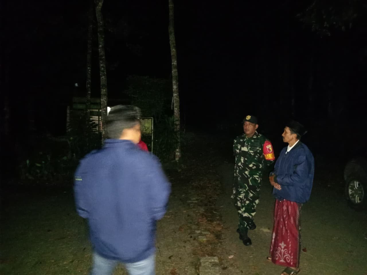 Babinsa Koramil 0825/20 Songgon Bersama Polsek Songgon Dan Warga Lakukan Operasi Pencarian Warga Hilang Di Hutan Lindung Desa Bayu