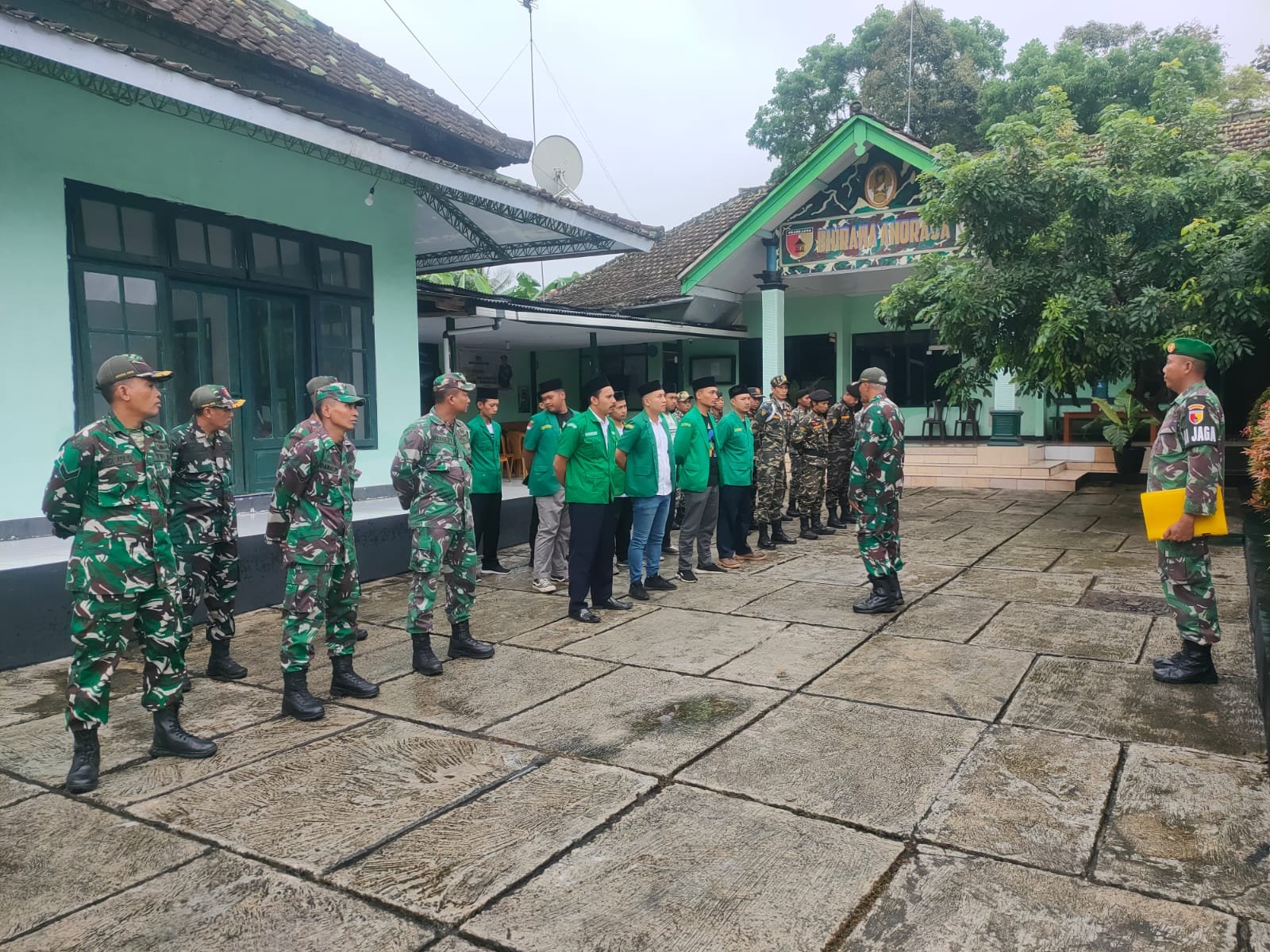 Koramil 0825/19 Sempu, Banser, dan Pemuda Ansor Gelar Apel dan Patroli Bersama Wujudkan Kamtibmas