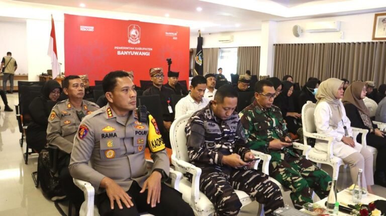 Dandim 0825/Banyuwangi Bersama Forkopimda Ikuti Arahan Mendagri dan Ka Bulog Terkait Sosialisasi Penyaluran Beras