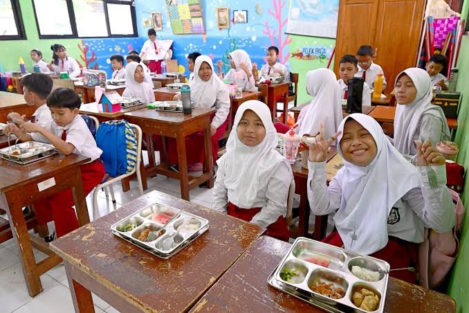 Siswa Siswi di Banyuwangi Menikmati Makanan Bergizi Gratis