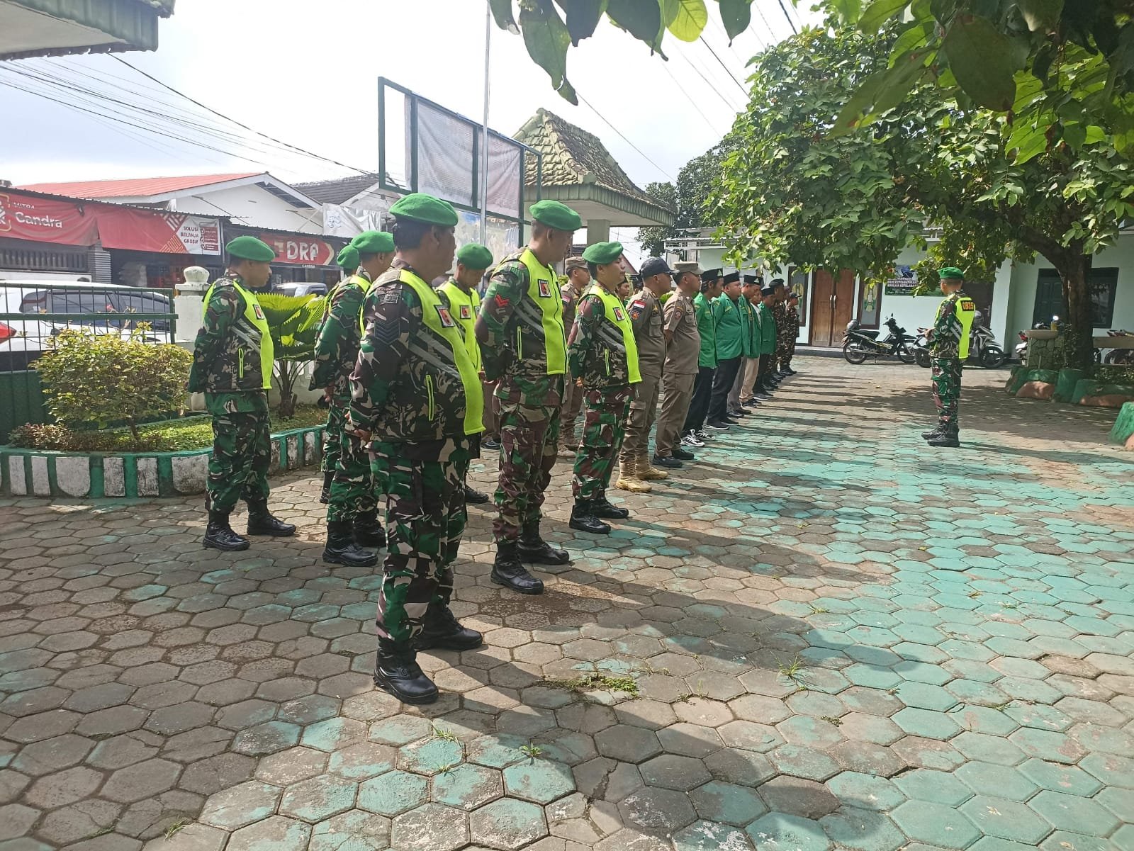 Personil Koramil 0825/06 Gambiran beserta Satpol PP, Banser dan GP Ansor Perkuat Sinergi dalam Apel Bersama Jaga Kondusifitas Wilayah