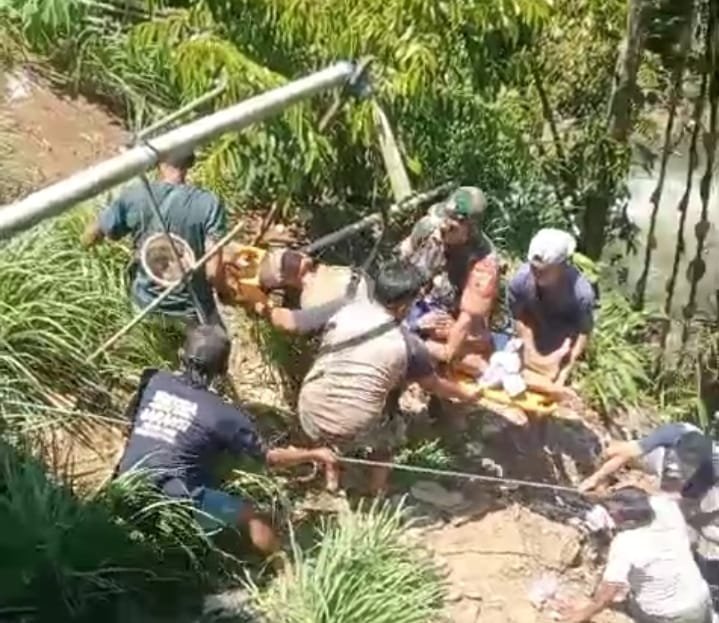 Babinsa Koramil 0825/20 Songgon Evakuasi Warga Jatuh Dari Tebing Sungai Binau