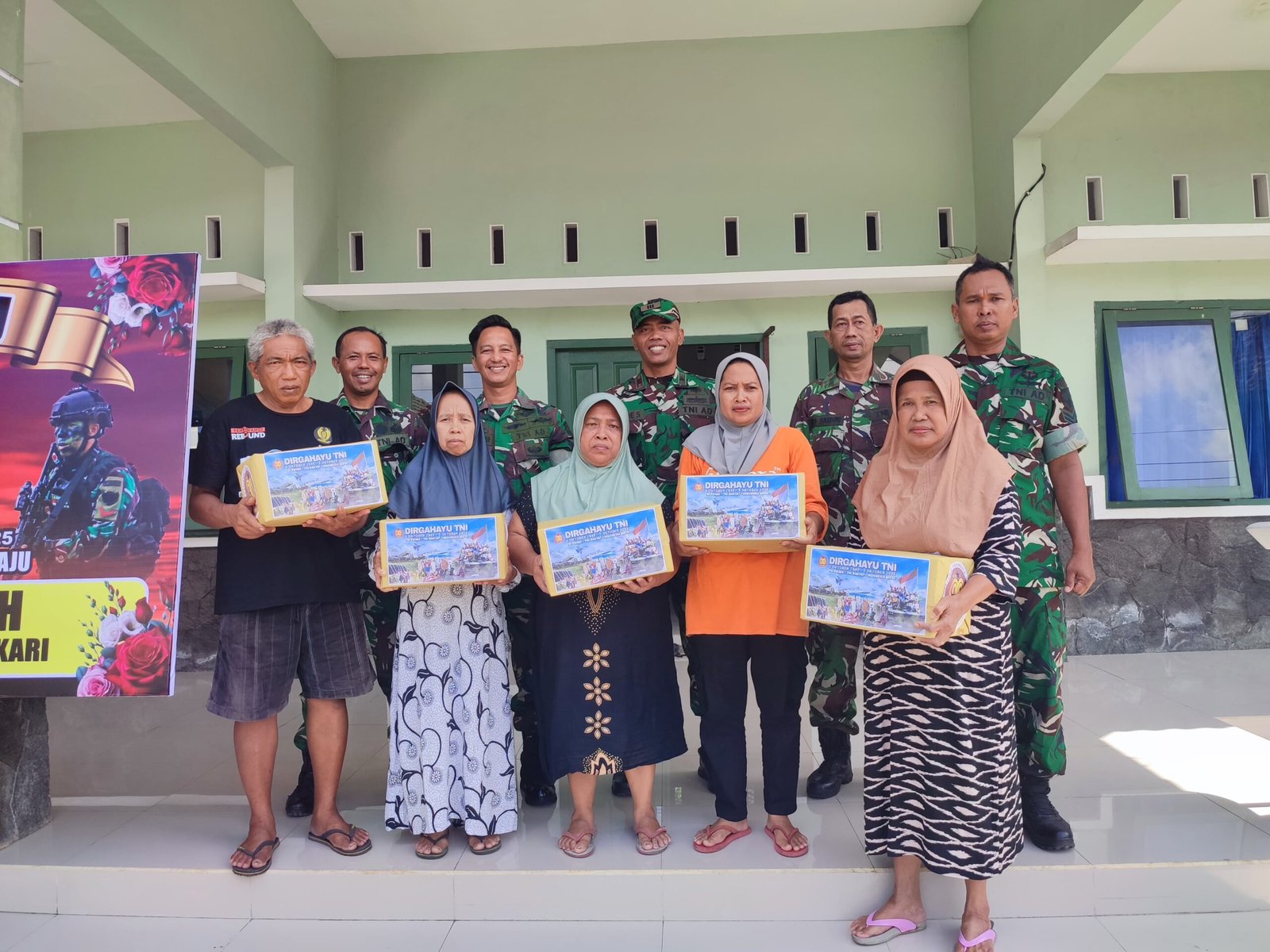 Danramil 0825-03/Glagah Bersama Anggota Bagikan Sembako untuk Warga Sekitar di HUT TNI ke-80