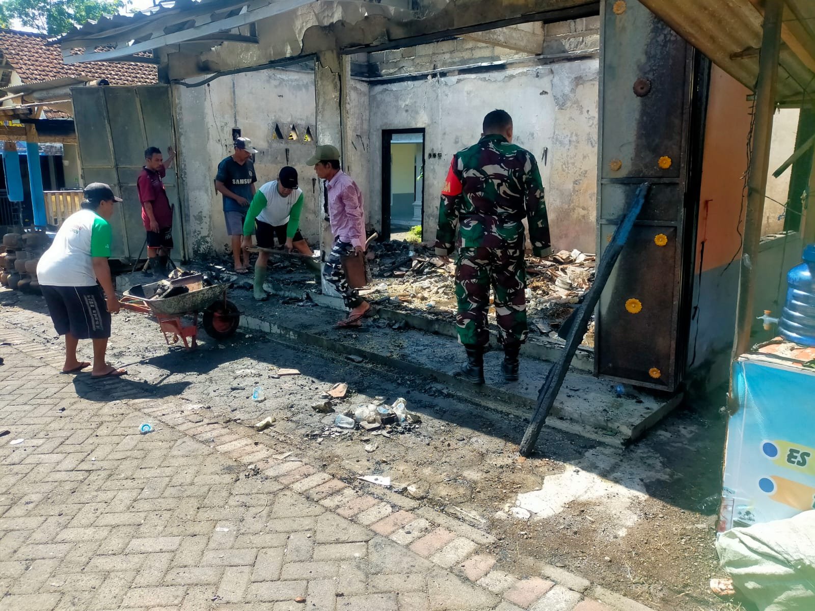 Babinsa Turut Serta dalam Pembersihan Pasca Kebakaran di Desa Kaligondo