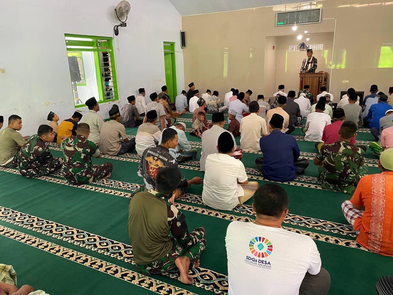 Pabintal Korem 083/Bdj Letda Inf Jaenuri memberikan khutbah Sholat Jumat di Masjid Al-Amin, Desa Lebakharjo, Kecamatan Ampelgading, Kabupaten Malang, Dalam rangka mendukung program TMMD ke-126 Kodim 0818/Malang-Batu. Khutbah yang disampaikan mengangkat penting mengenai bahaya judi online yang tengah marak di masyarakat saat ini.