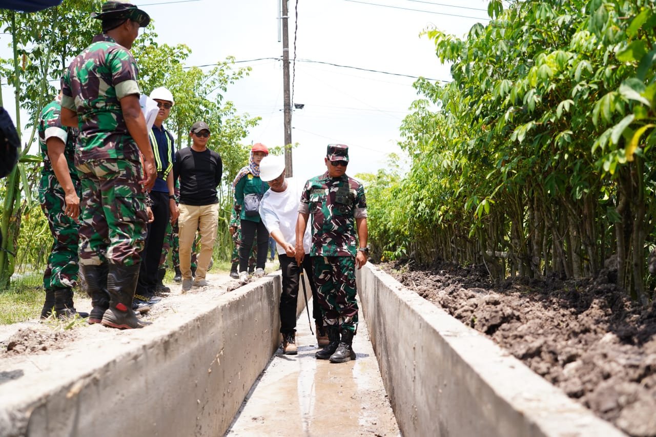Air Mengalir, Harapan Tumbuh: Danrem 083/Bdj Dampingi Petani Wujudkan Kemandirian Pangan