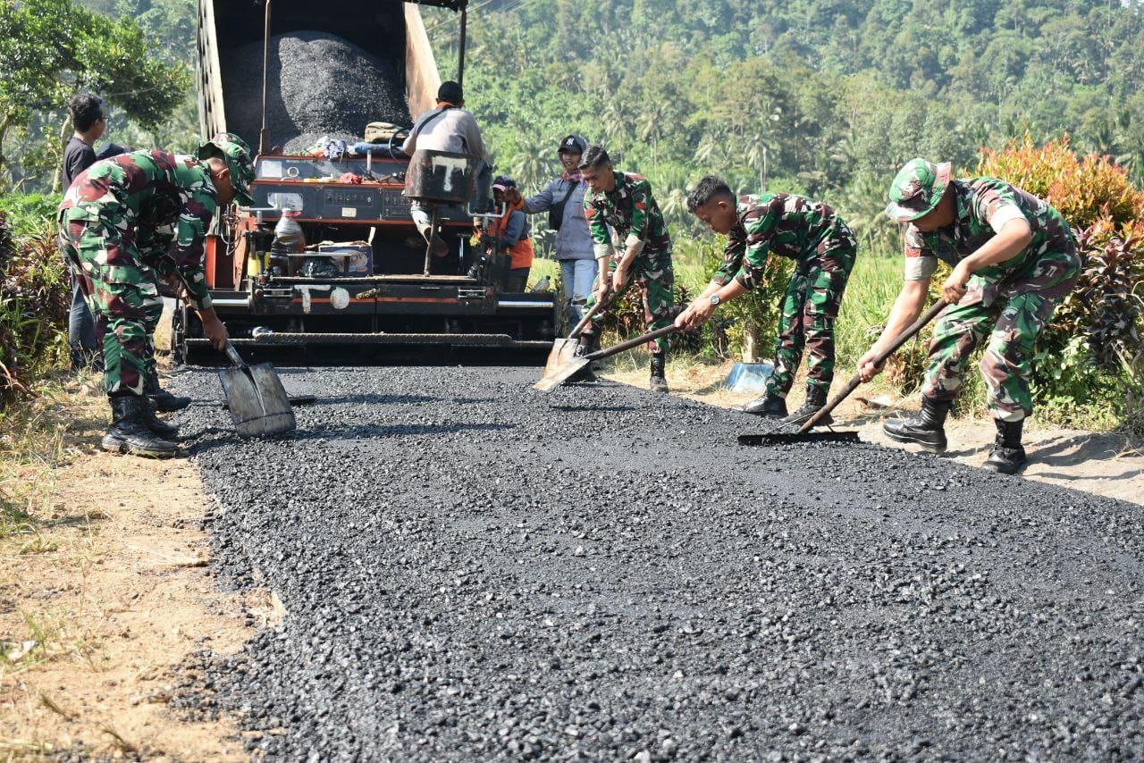 Satgas TMMD ke-126 Kodim 0818/Malang Batu Melaksanakan Pengaspalan Jalan di Dusun Sukomaju Dalam rangka mendukung percepatan pembangunan infrastruktur desa, anggota Satgas TNI Manunggal Membangun Desa (TMMD) ke-126 Kodim 0818/Malang Batu melaksanakan pengaspalan jalan di Dusun Sukomaju, Desa Lebakharjo, Kecamatan Ampelgading, Kabupaten Malang. Kamis 9/10/2025
