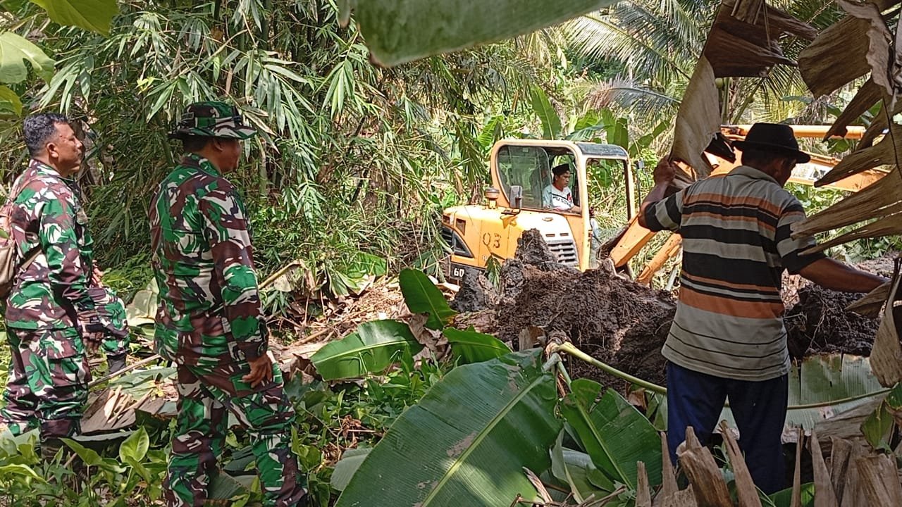 Proses pengerjaan normalisasi aliran sungai dari Bukit Antrokan sepanjang 1,3 kilometer di Dusun Lebaksari pada TMMD 126 Lebakharjo, Kecamatan Ampelgading, Kabupaten Malang, Jawa Timur, Sabtu (11/10/2025) telah mencapai 30 persen. Warga berterima kasih kepada TNI atas pekerjaan tersebut.