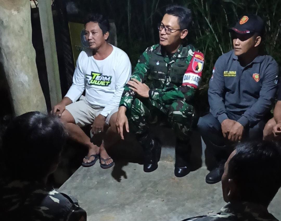 Suasana malam di Desa Lebakharjo, Kecamatan Ampelgading, Kabupaten Malang, Jawa Timur, pada Jumat (10/10/2025) terasa hangat dan penuh keakraban. Terlihat saat tawa canda Dandim 0818/Malang-Batu, Letkol Czi Bayu Nugroho, bersama warga duduk bersama di pos siskamling desa Lebakharjo.