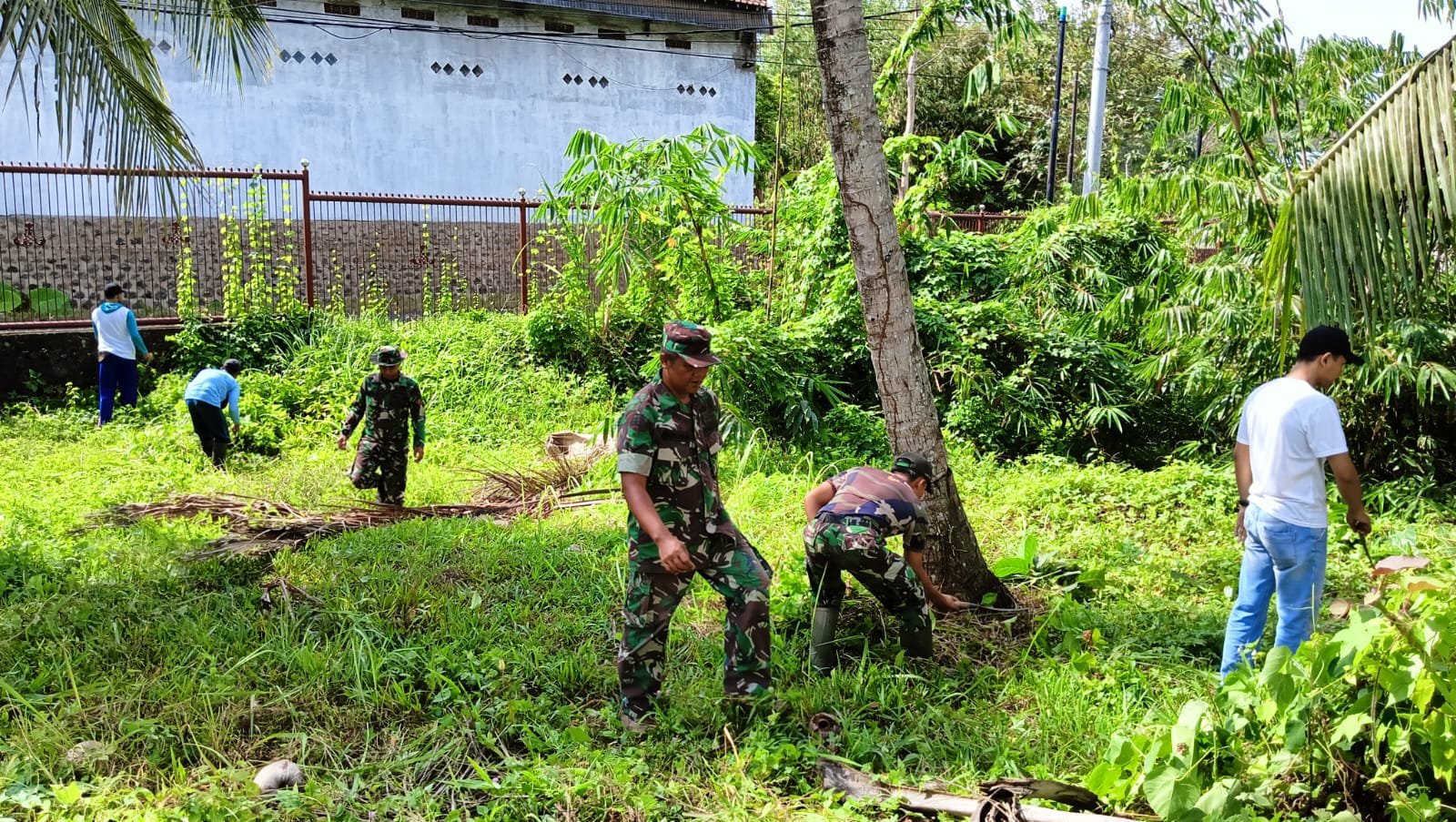 Sinergi Anggota Koramil 0825/04 Genteng-Warga Terjalin Erat, Gotong Royong Ciptakan Desa Bersih