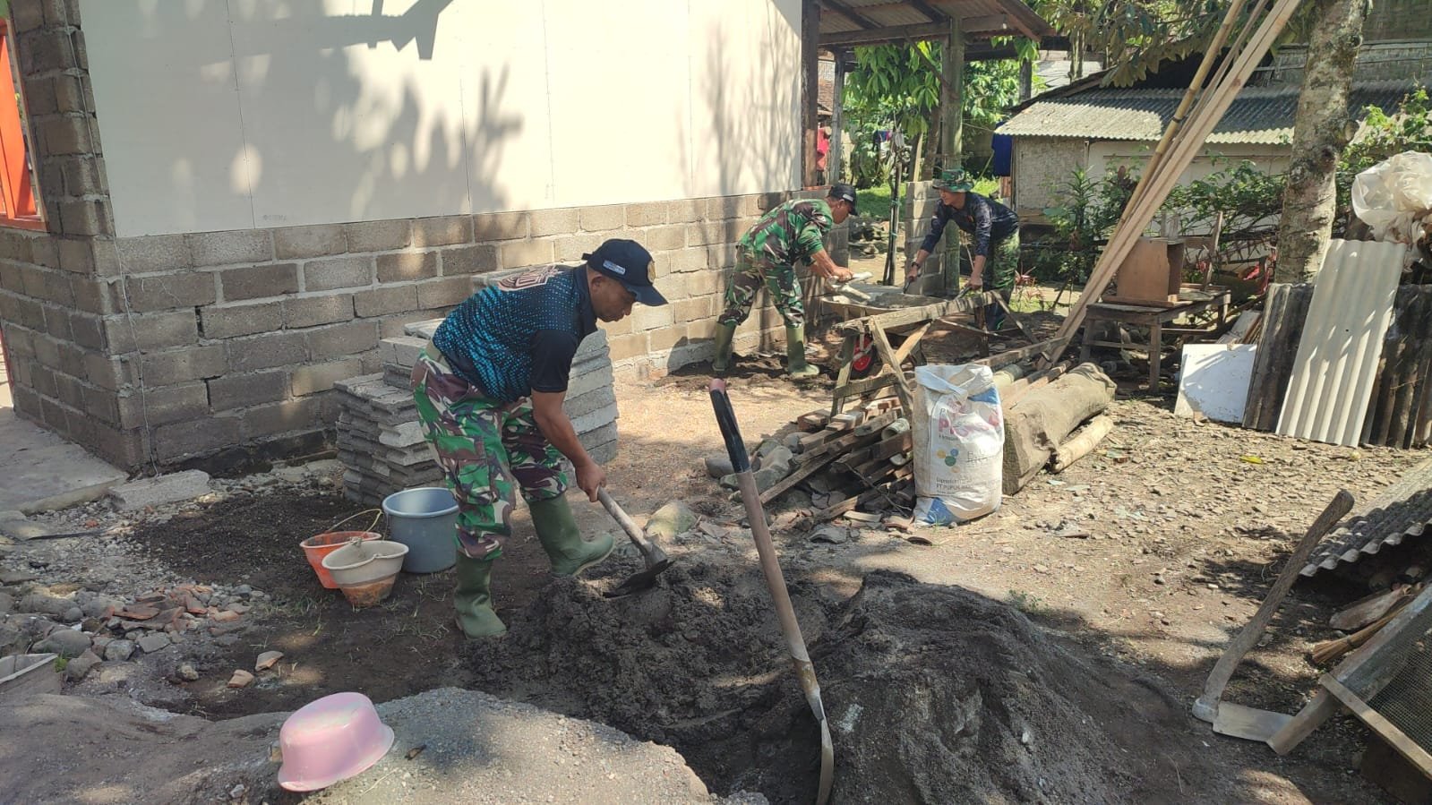 Babinsa Tamansuruh dan Warga Gotong Royong Bedah Rumah Rutilahu Tahun Anggaran 2025 di Dusun Mondoluko