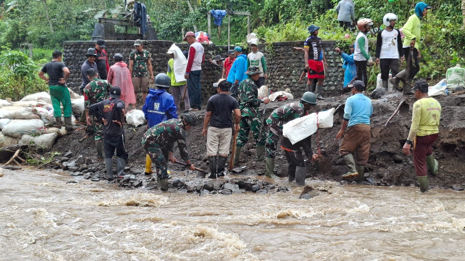 Gotong Royong Atasi Dampak Banjir, Babinsa Kalibaru dan Warga Keruk Endapan Dam Singo Latri untuk Jaga Ketahanan Pangan